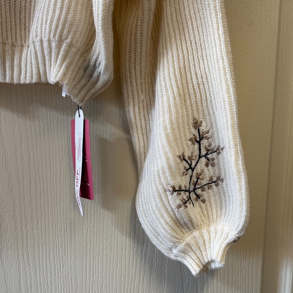 ROMWE Cream Bee Embroidered Turtleneck Sweater - Picture 2 of 7